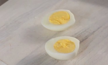 Video: How To Cook From Martha: How To Peel A Hard-Boiled Egg | Martha ...