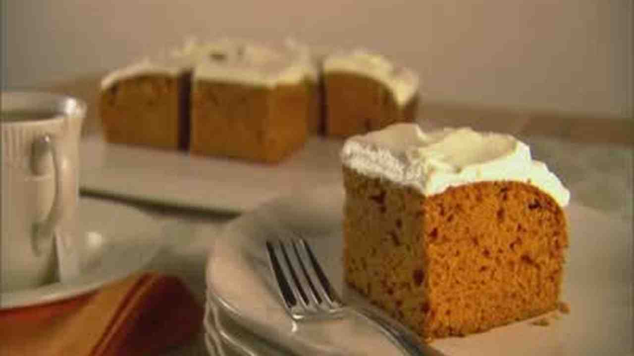 Spice Cake with Brown-Butter Frosting photo Spice Cake with Brown-Butter Frosting foto