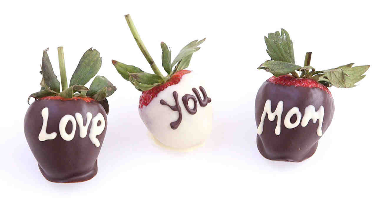 Video Chocolate Covered Strawberries For Mother S Day Martha Stewart