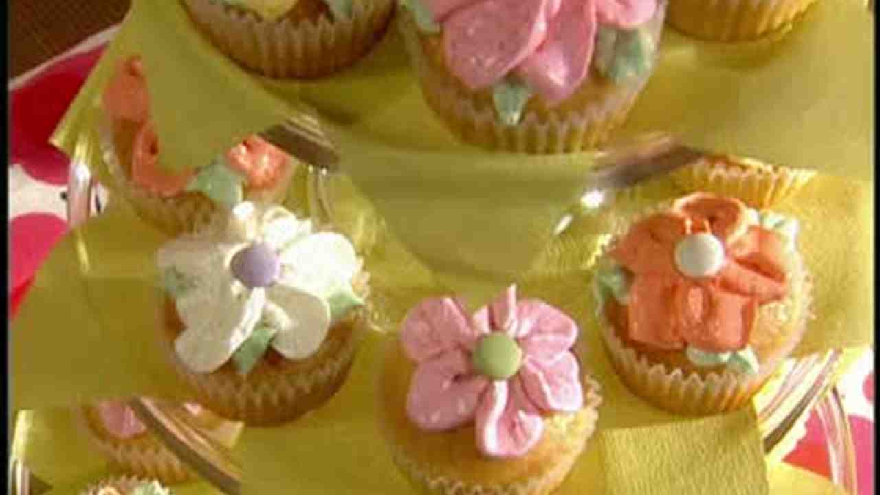 Video How To Make And Decorate With Buttercream Frosting Martha