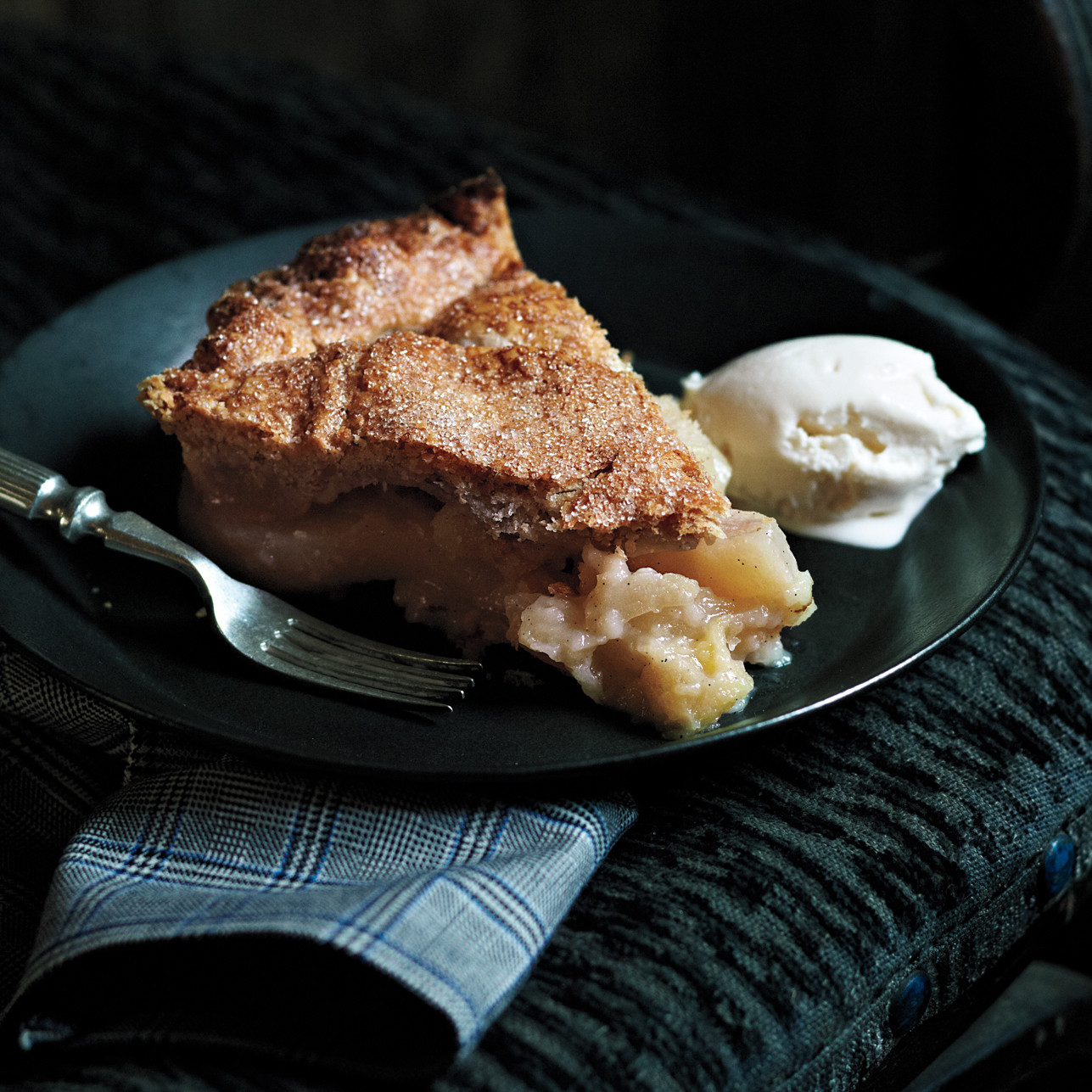 ApplePear Pie with Walnut Crust