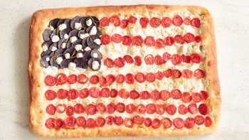 how_to_make_an_american_flag_pizza_pie.jpg