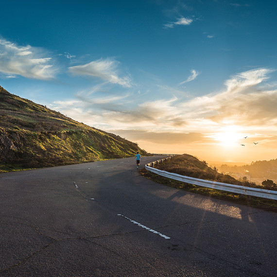 man-running-road-1115.jpg (skyword:203358)