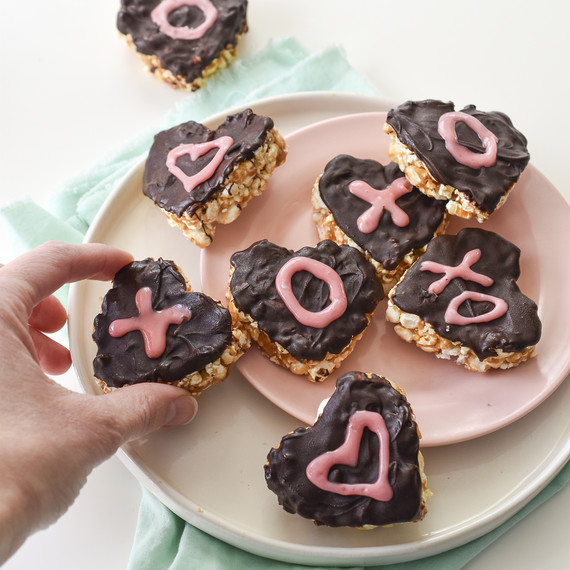 chocolate-peanutbutter-popcorn-02162.jpg (skyword:225126)