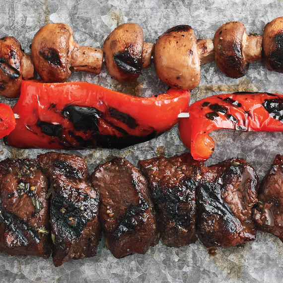 mushrooms-red-peppers-beef-kebabs-090-med110108.jpg
