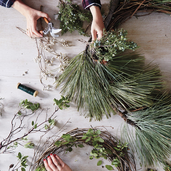 christmas-lake-tahoe-wreath-making-detail-8930-d111862.jpg