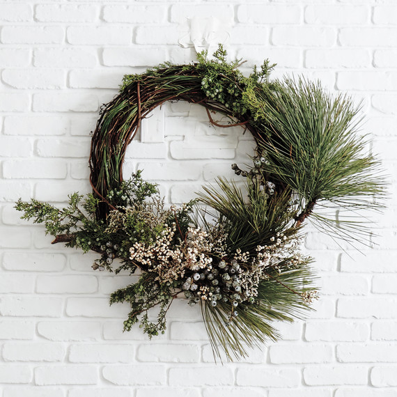 christmas-lake-tahoe-wreath-over-fireplace-9031-d111862.jpg