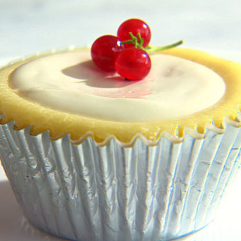 Cheesecake Cupcakes with Sour Cream Topping