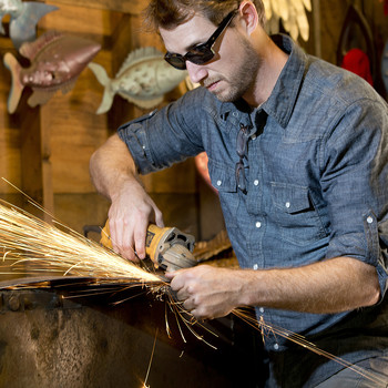 chase-grinding-sparks-sunglasses-4mb.jpg (skyword:244269)