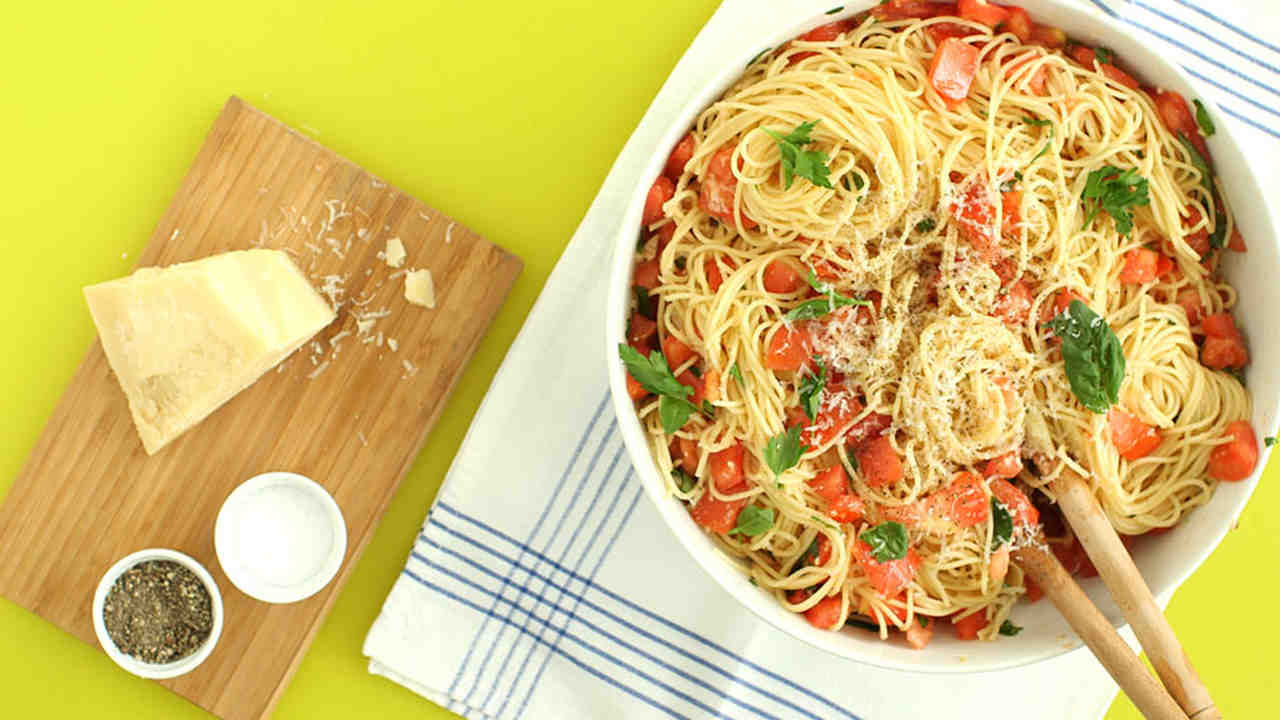 pasta with fresh tomato sauce