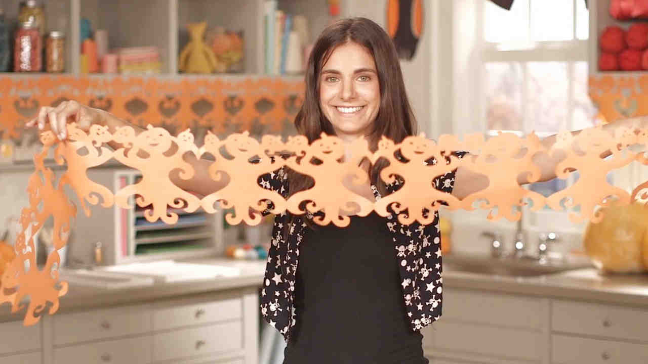 Halloween Paper Garland video spooky halloween paper garland martha stewart Halloween Paper Garland video spooky halloween paper garland martha stewart