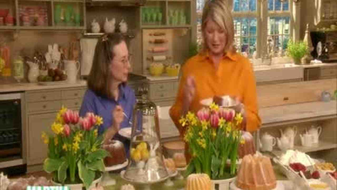 Video: How to Set an Elegant Dessert Table | Martha Stewart Video: How to Set an Elegant Dessert Table | Martha Stewart