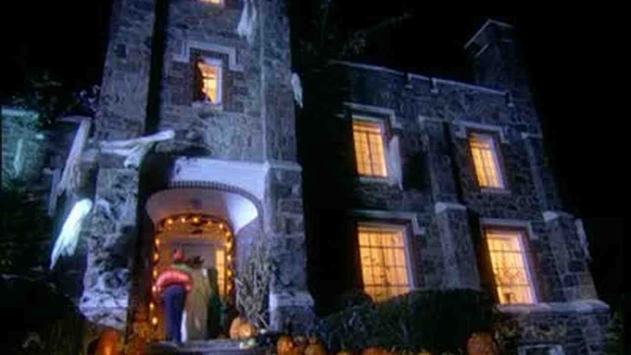 video a scary halloween at martha stewarts house martha stewart
