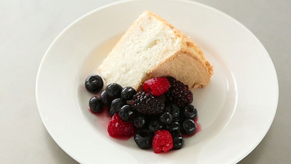 Video Sarahs Six Ingredient Angel Food Cake Martha Stewart 2892