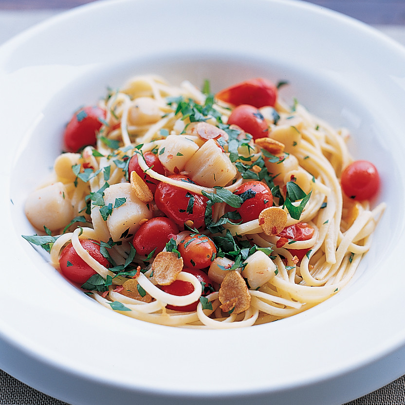 Pasta with Scallops, Garlic, Grape Tomatoes, and Parsley