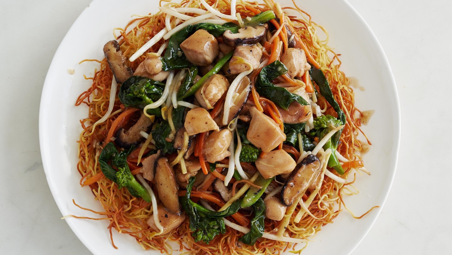 Соленая лапша. Чау Мейн. Блюдо Chicken Chow Mein. Жареная лапша с курицей. Азиатская лапша с имбирем.