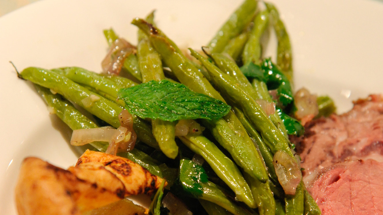 Quick-Roasted Green Beans and Shallots with Garlic and Ginger Juice