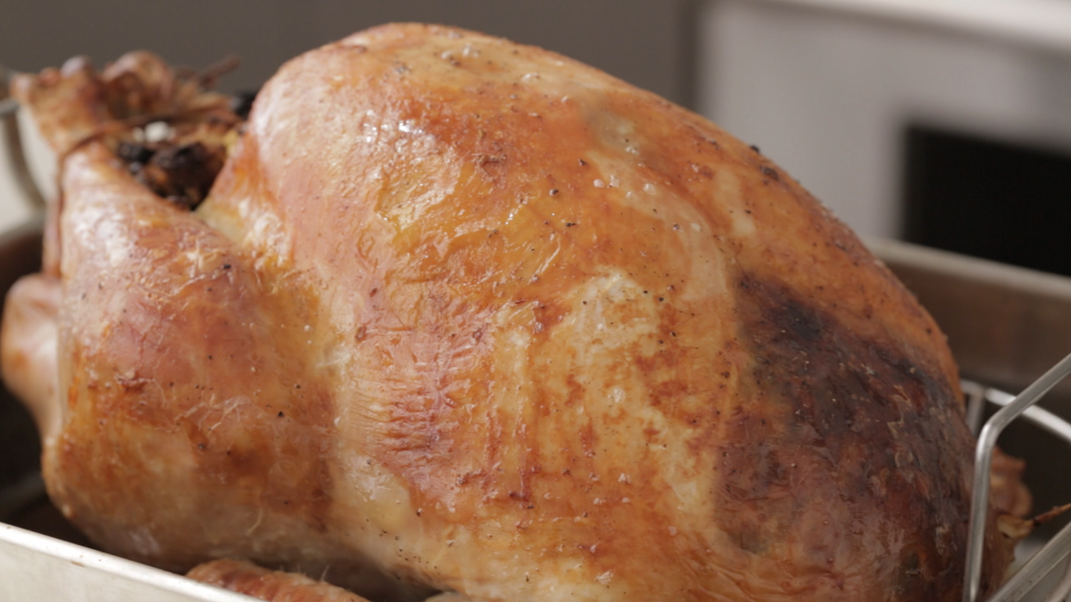 video-roasted-turkey-in-parchment-with-gravy-martha-stewart