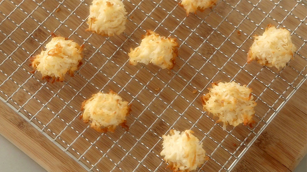 Video Chewy Coconut Macaroons Martha Stewart   Chewy Coconut Macaroons Horiz 