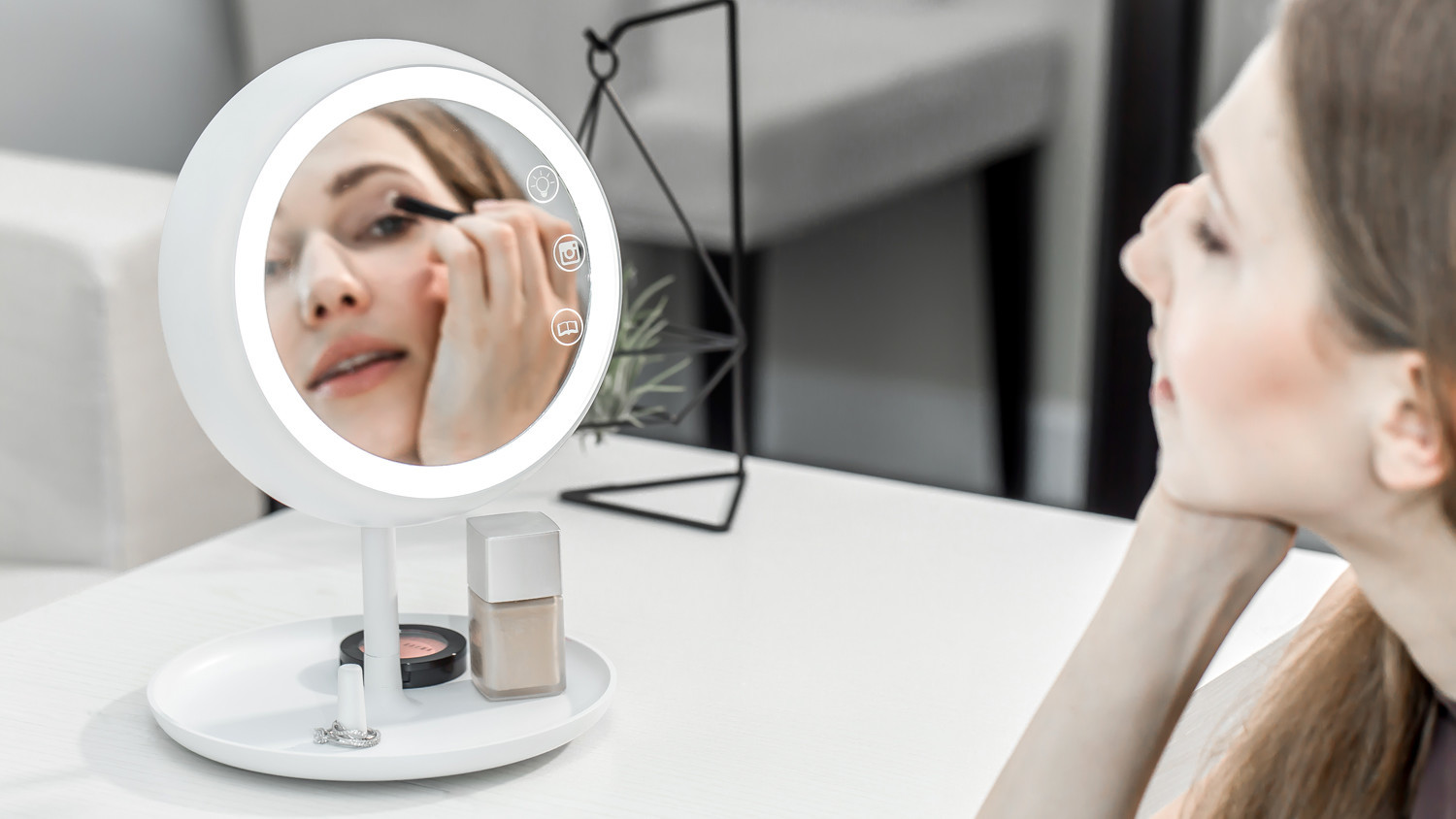 This Smart Mirror Provides the Perfect Light for Makeup Application