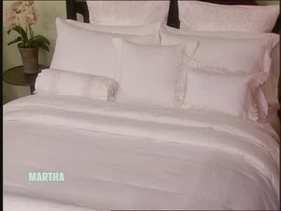 Video: Guest Room Bedding Advice | Martha Stewart