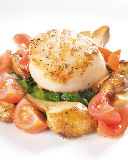 Seared Scallops with Tomato Salsa, Spinach, and Mushrooms Recipe
