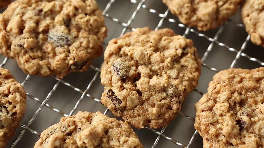 Video: Chewy Oatmeal Raisin Cookies | Martha Stewart