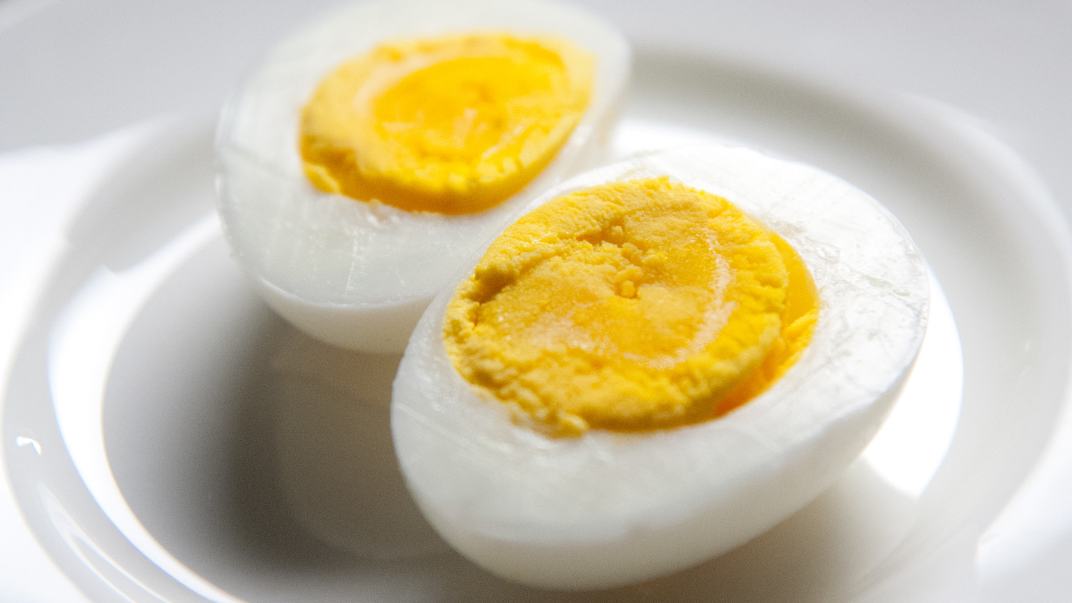 Video: Simple Tips on How to Peel a Hard-Boiled Egg 