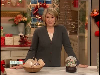 Video: Elegant Christmas Tree Ornament Themes | Martha Stewart