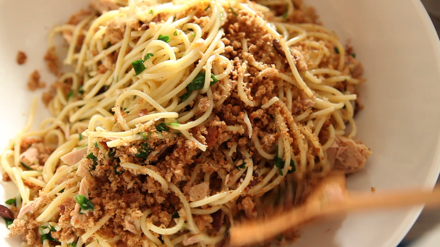 Video: Spaghetti with Tuna, Lemon, and Breadcrumbs | Martha Stewart