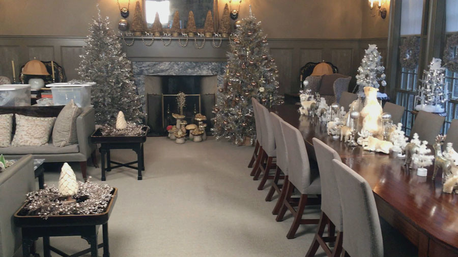 Video Take A Tour Of Martha S Holiday Living Room Martha Stewart