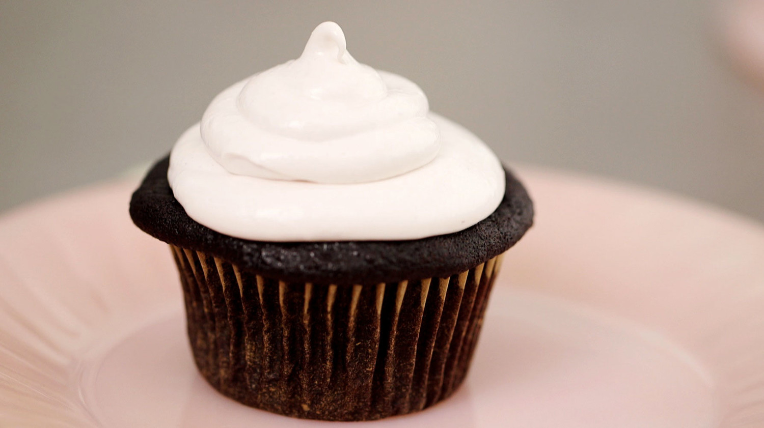 Video: Oreo Cookie Cupcake with a Raspberry Fluff Frosting | Martha Stewart