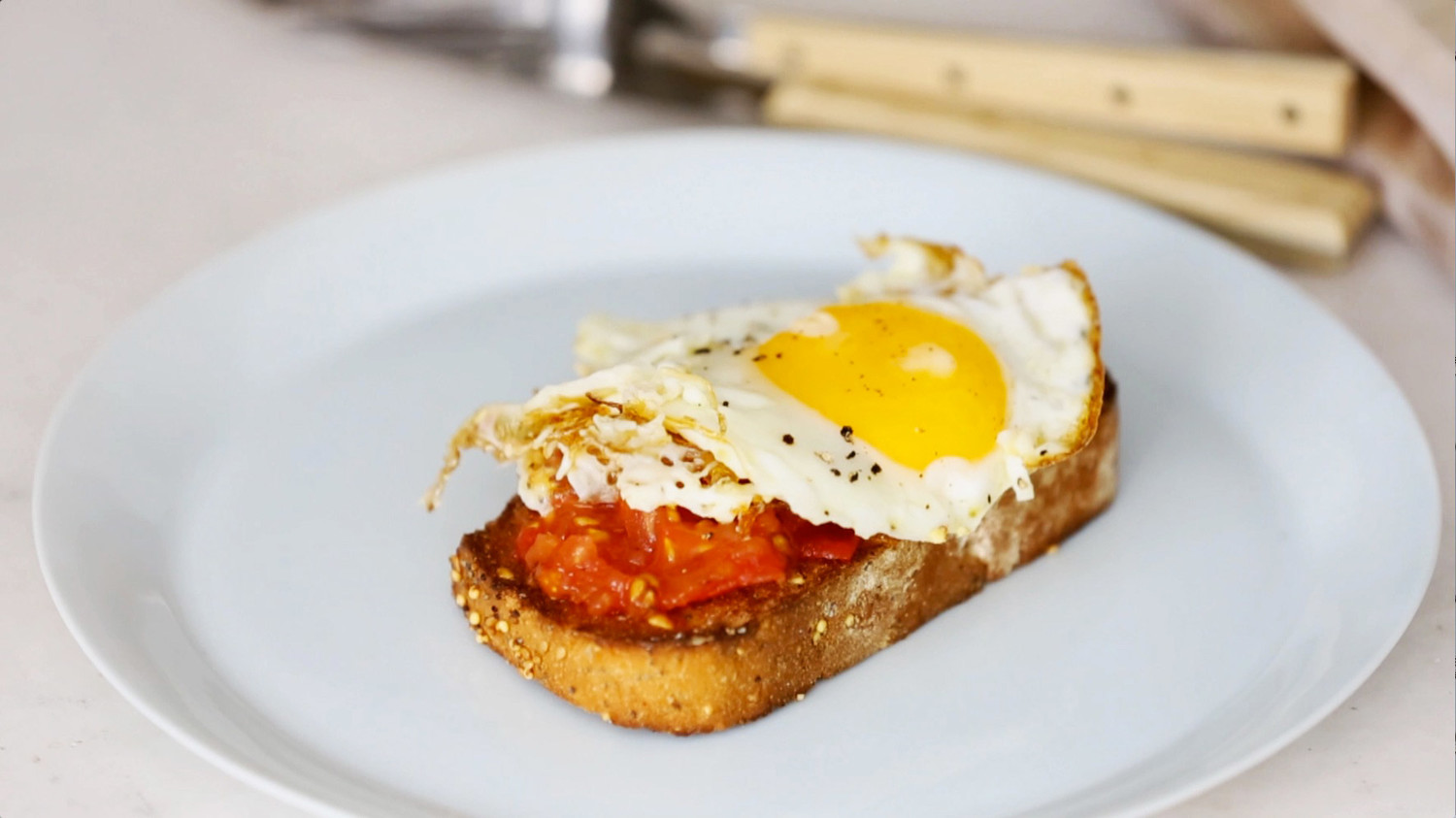 Video Charred Tomatoes And A Fried Egg On Garlic Toast Martha Stewart