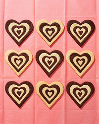 sweetie-dark-and-white-chocolate-shortbread-hearts-102835194.jpg