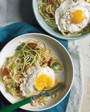 Spaghetti with Frisee and Fried Egg_image