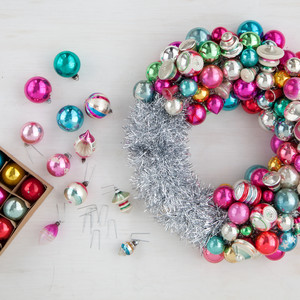 Vintage Style Christmas Ornament Wreath Shatterproof Balls Red Green