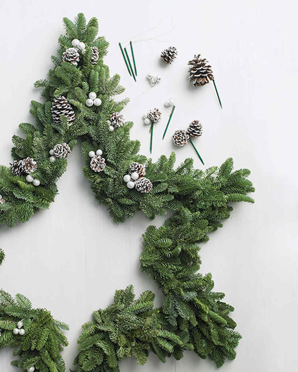 Star Wreath with Glitter-Dusted Pinecones and Baubles 