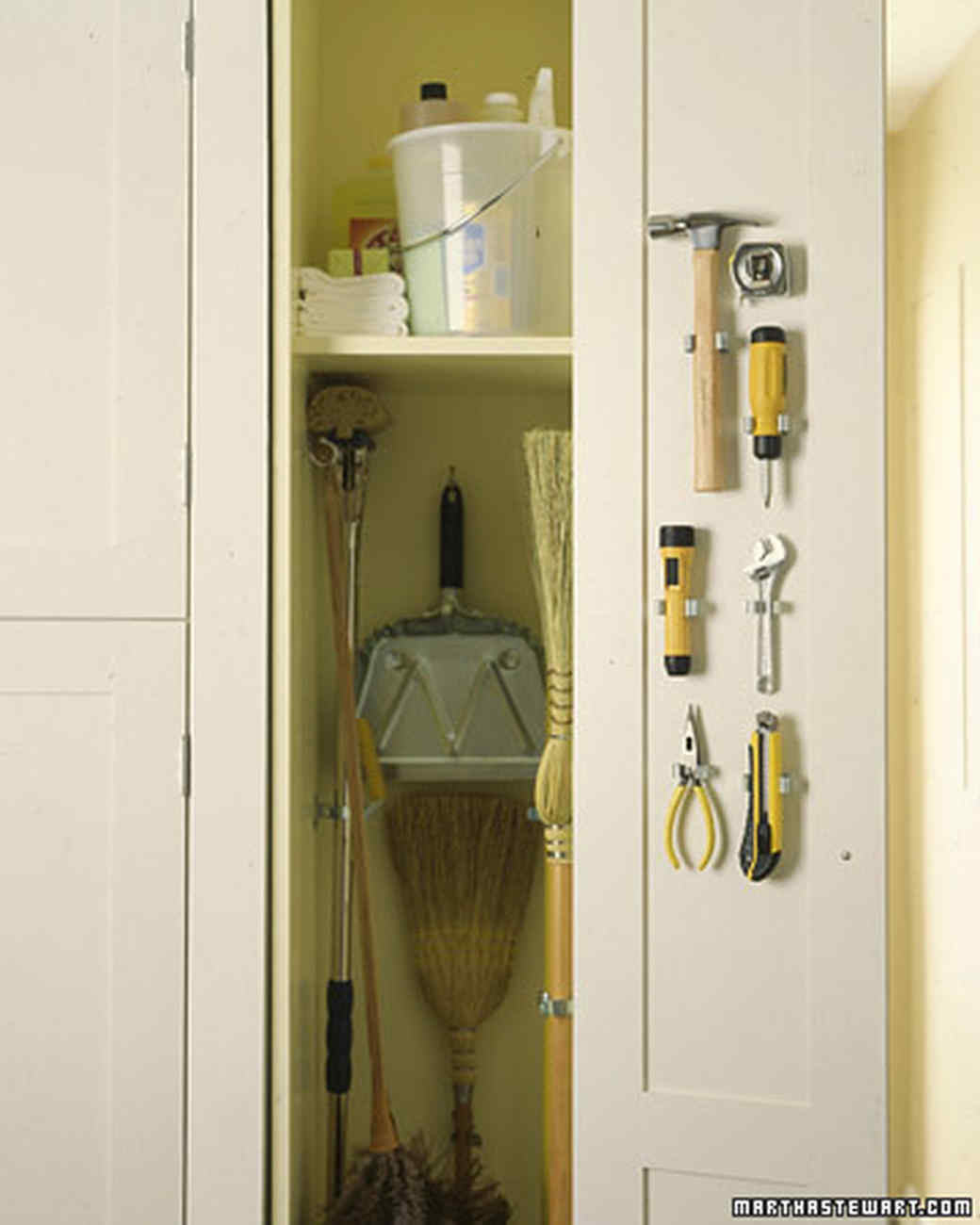 шкаф с отделением для гладильной доски и пылесоса