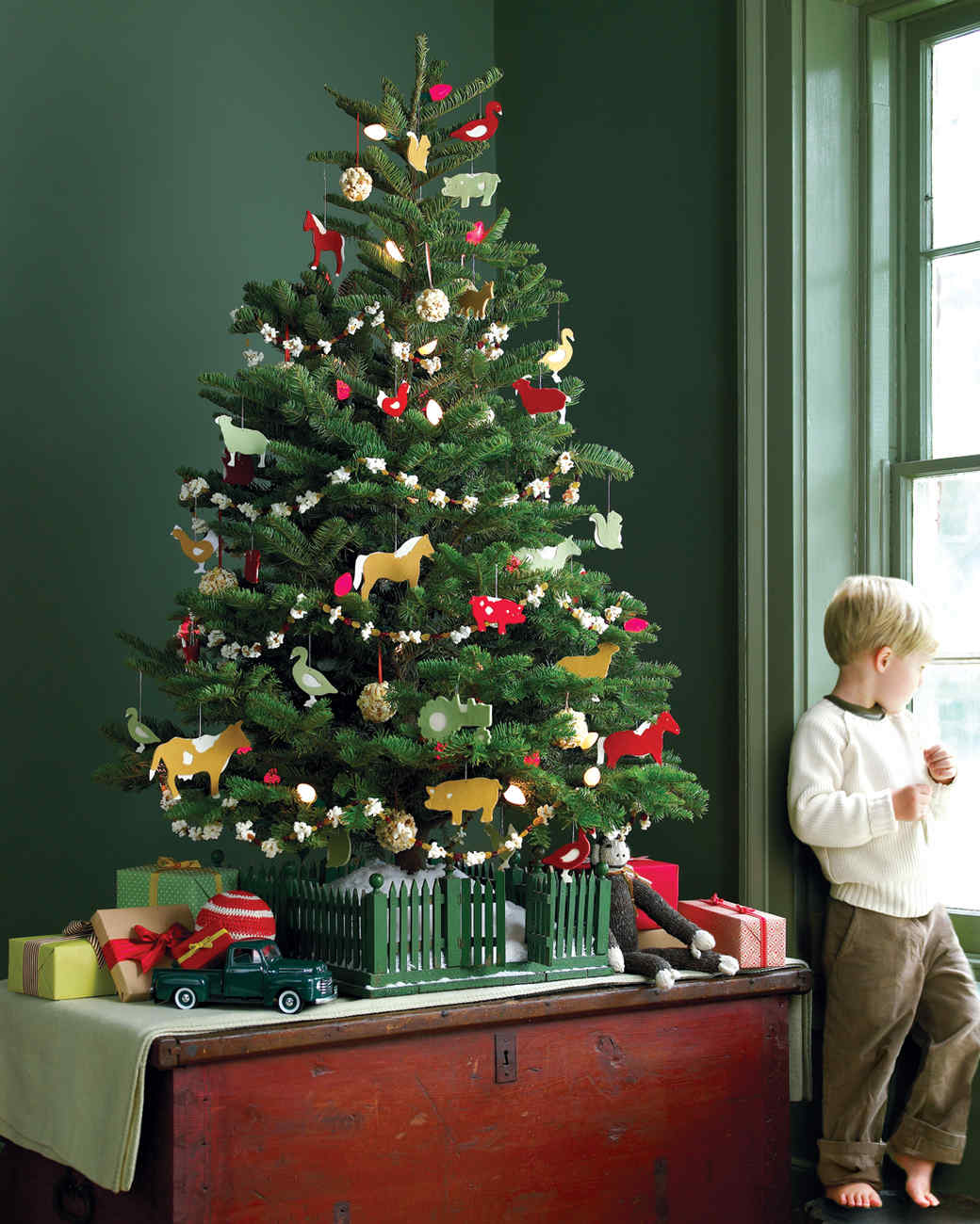 28 Creative Christmas Tree Decorating Ideas Martha Stewart