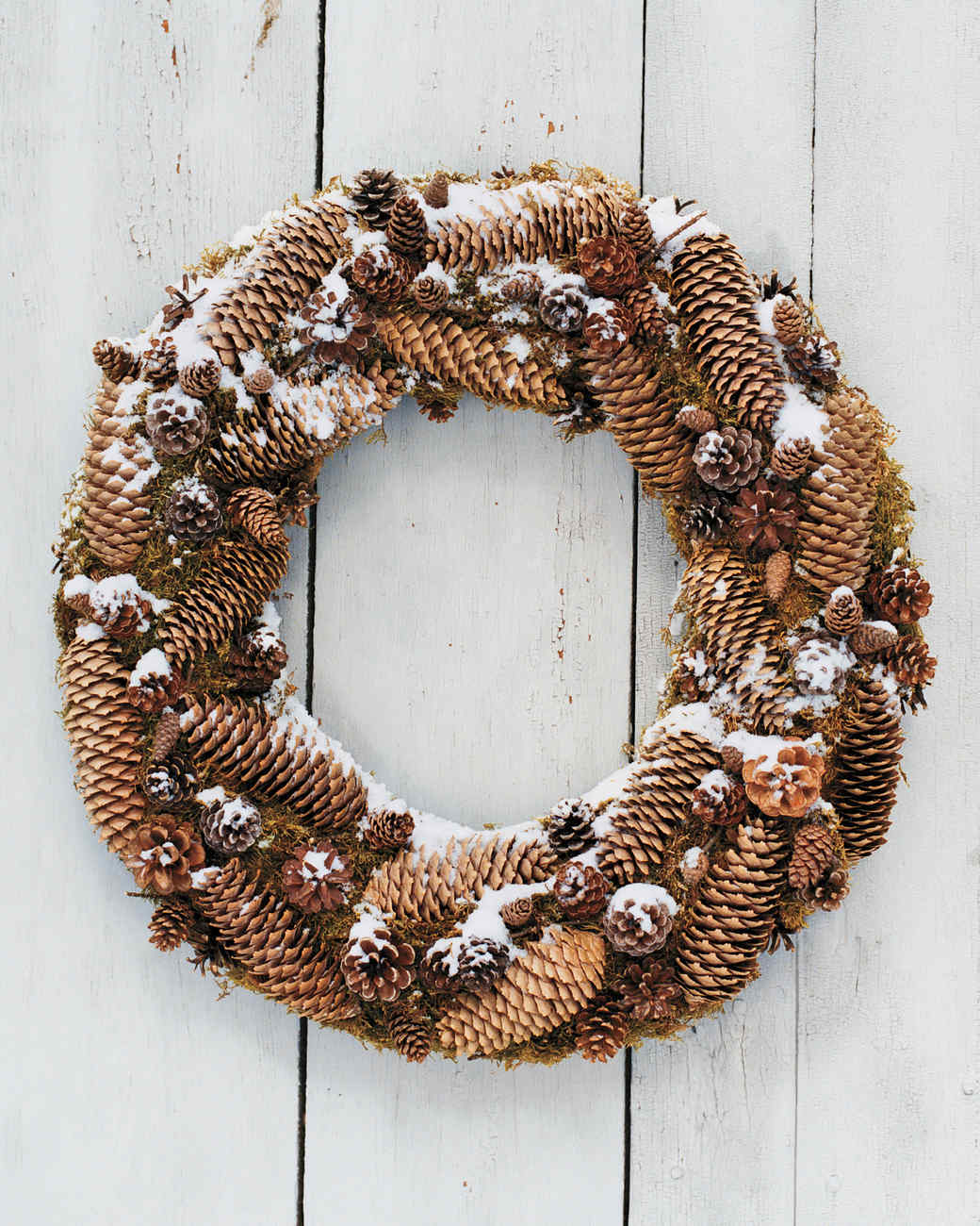 Frosted Pinecone Wreath Martha Stewart   La100751 1204 Complexwreath Vert 