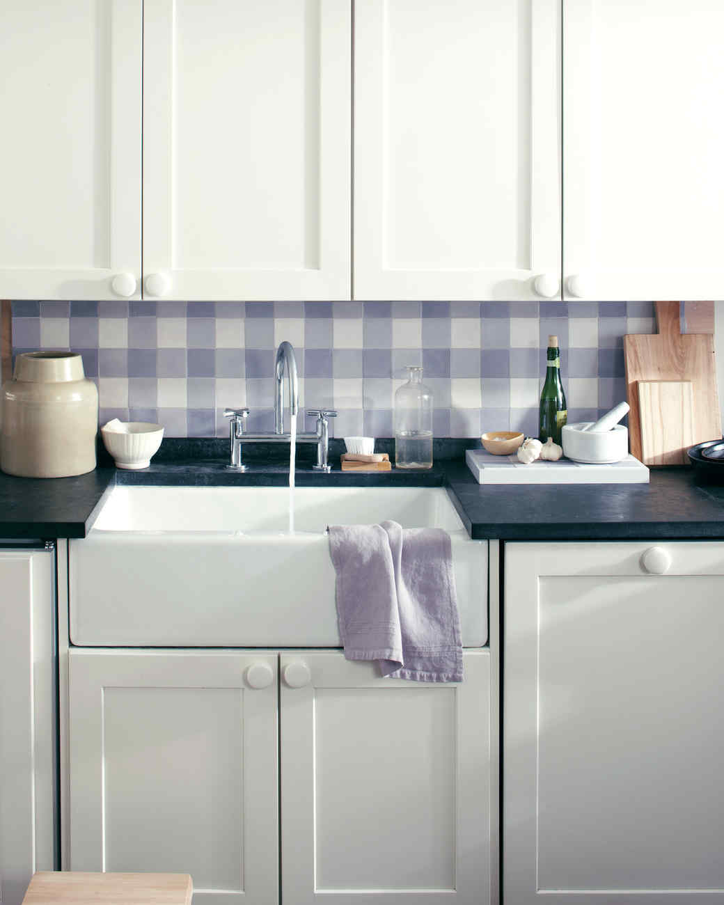 https://assets.marthastewart.com/styles/wmax-520-highdpi/d32/gingham-backsplash-1011mld107505/gingham-backsplash-1011mld107505_vert.jpg?itok=NFY3_Ki5