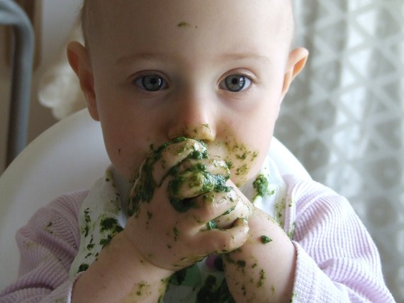 baby_eating_1025.jpg (skyword:355520)