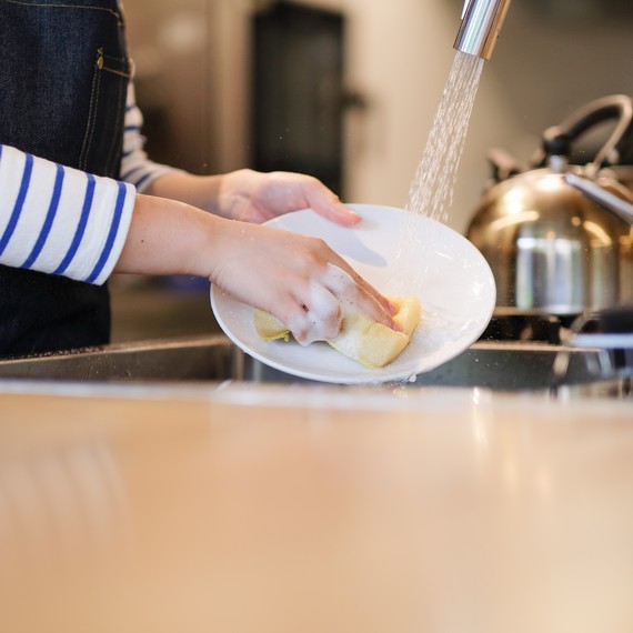 Getty-washing-dishes