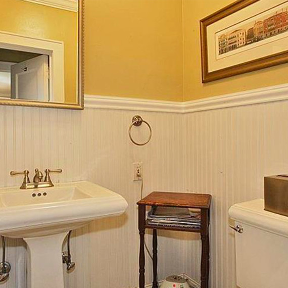 lorri-bathroom-before.jpg (skyword:197411)