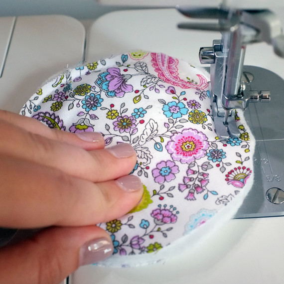 pincushion-step5-0916.jpg (skyword:331147)