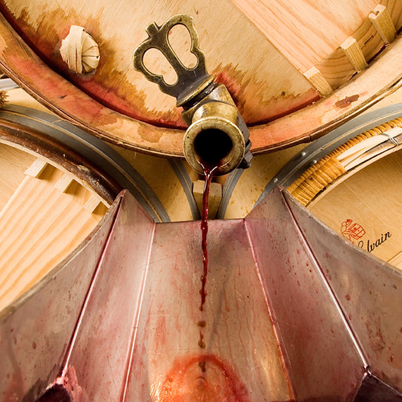 wine-barrel-pour-1115.jpg (skyword:206965)