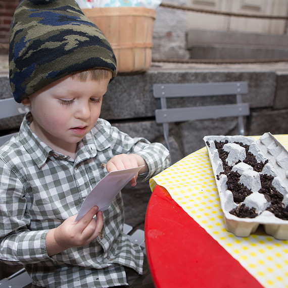kids-seeds-garden-0316.jpg (skyword:243070)