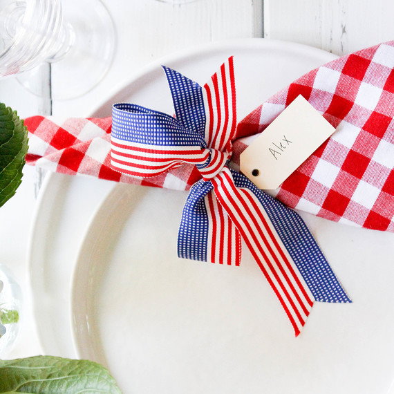 americana_hosting_table_0622.jpg (skyword:293685)
