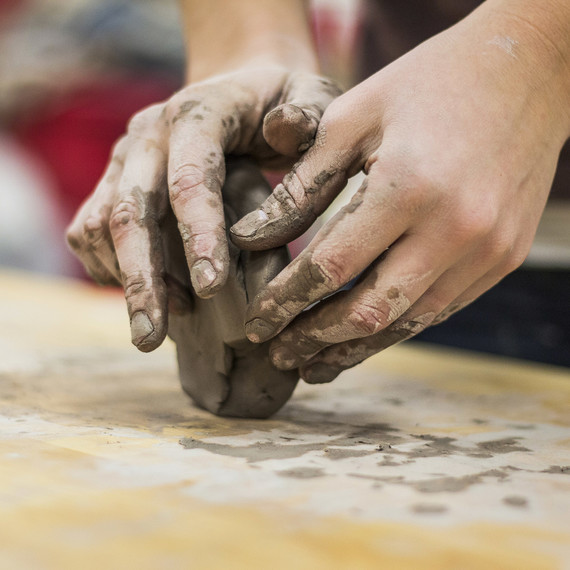 hands-shaping-clay-0416.jpg (skyword:251274)
