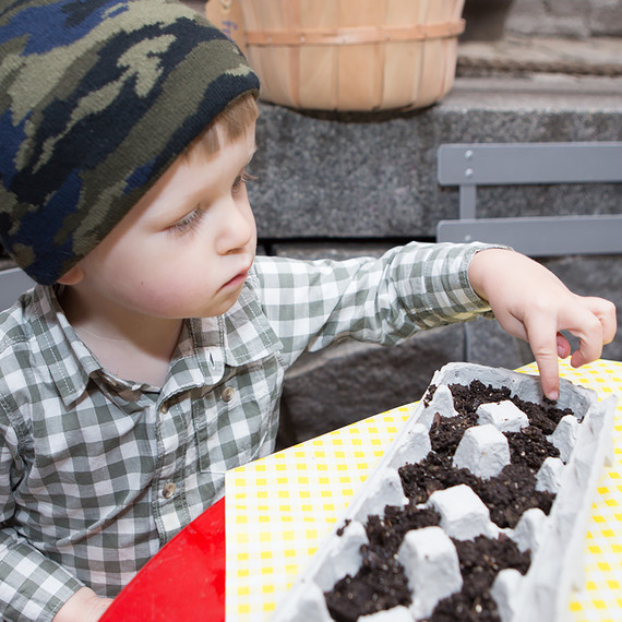 kids-growing-seeds-0316.jpg (skyword:243062)